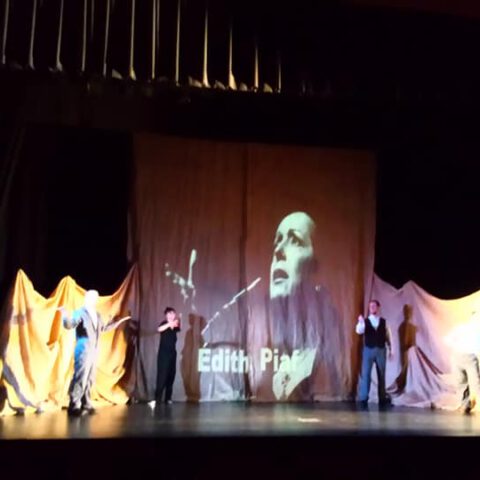 Crítica de LE COEUR DE L'AVIATEUR de bricAbrac Teatro del IES Pablo Ruiz Picasso - Teatro en Francés
