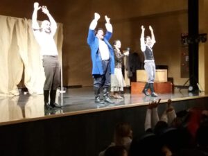 Crítica de LES MISÉRABLES de bricAbrac Teatro del IES RIO VERDE - Teatro en Francés