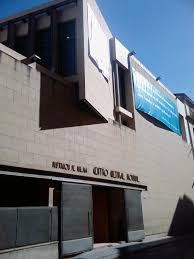 Don Quijote Nómada de bricAbrac Teatro en el Centro Cultural MVA. (Calle Ollerías, 34 Málaga), el Miercolés 23 de abril a las 10:00 con la diputación de Málaga. Espectáculo teatral El miércoles 23 de abril a las 10.00 horas, en el salón de actos Ibn Gabirol del Centro Cultural MVA, la Biblioteca Cánovas del Castillo ofrecerá el espectáculo infantil Don Quijote Nómada, realizado por bricAbrac Teatro.Don Quijote nómada es un espectáculo de títeres y cine en directo. En este proyecto fusionamos lo artesanal y analógico de nuestra infancia con las nuevas herramientas de comunicación, permitiendo el abrazo de la poética tradicional con la poética tecnológica.Los personajes construidos en papel emanan del libro como si el sueño de Cervantes cobrará vida a partir de la materia prima de la que están compuestos los libros, y cinco cámaras repartidas por los sets de grabación recogerán los diferentes puntos de vistas que se irán ordenado en directo para contar esta renovada versión del más clásico de los clásicos.¿Nos acompañas en este nuevo viaje?Ganador de la 12º edición del Certamen Internacional Barroco Infantil en la 46º edición del Festival Internacional de Teatro Clásico de Almagro 2023.Espectáculo concertados con colegios.