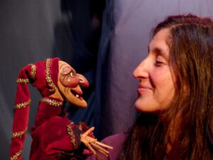 Taller de títere de guante a cargo de Paz Tatay (Cía. Pelele. Francia). Teatro Alameda. Del 19 y 20 mayo (de 10 a 13 y de 17 a 20 h). El títere de guante, es sin duda una de las formas teatrales mas antiguas. De un lado, la simplicidad de la construcción, de otro, su enorme capacidad cómica y su ritmo son factores esenciales de su eficacia. Otro aspecto interesante es el hecho que un solo manipulador puede animar dos personajes simultáneamente creando fácilmente un dialogo escénico.La estructura de un espectáculo tradicional es simple y repetitiva, nuestro héroe se confronta a personajes antagonistas, generalmente se disputa con ellos, eso orienta el carácter del espectáculo: crítica social, política, metafísica o simple entretenimiento.Cierto que el títere tradicional a una fuerza increíble, ya, su antigüedad lo ha dotado de un lenguaje eficaz pero al mismo tiempo tiene tendencia a encerrar esta técnica en un puro espectáculo de interés «arqueológico» que le impide evolucionar, a pesar de que las posibilidades de esta técnica son enormes, mismo a fundirse con otras formas teatrales.