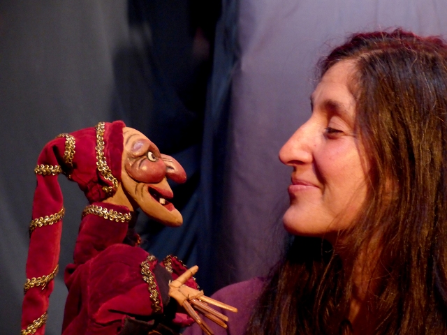 Taller de títere de guante a cargo de Paz Tatay (Cía. Pelele. Francia). Teatro Alameda. Del 19 y 20 mayo (de 10 a 13 y de 17 a 20 h). El títere de guante, es sin duda una de las formas teatrales mas antiguas. De un lado, la simplicidad de la construcción, de otro, su enorme capacidad cómica y su ritmo son factores esenciales de su eficacia. Otro aspecto interesante es el hecho que un solo manipulador puede animar dos personajes simultáneamente creando fácilmente un dialogo escénico.La estructura de un espectáculo tradicional es simple y repetitiva, nuestro héroe se confronta a personajes antagonistas, generalmente se disputa con ellos, eso orienta el carácter del espectáculo: crítica social, política, metafísica o simple entretenimiento.Cierto que el títere tradicional a una fuerza increíble, ya, su antigüedad lo ha dotado de un lenguaje eficaz pero al mismo tiempo tiene tendencia a encerrar esta técnica en un puro espectáculo de interés «arqueológico» que le impide evolucionar, a pesar de que las posibilidades de esta técnica son enormes, mismo a fundirse con otras formas teatrales.